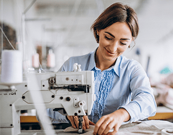 Mujer joven con maquina para coser